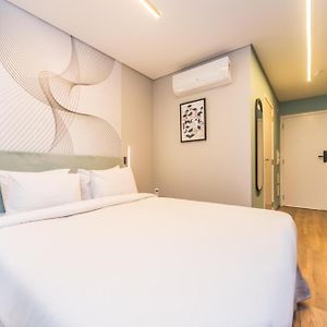 Sky Poll Studio 306 - Near Paulista Ave & Subways, Rooftop & Full Gym ! Short & Long Stay!